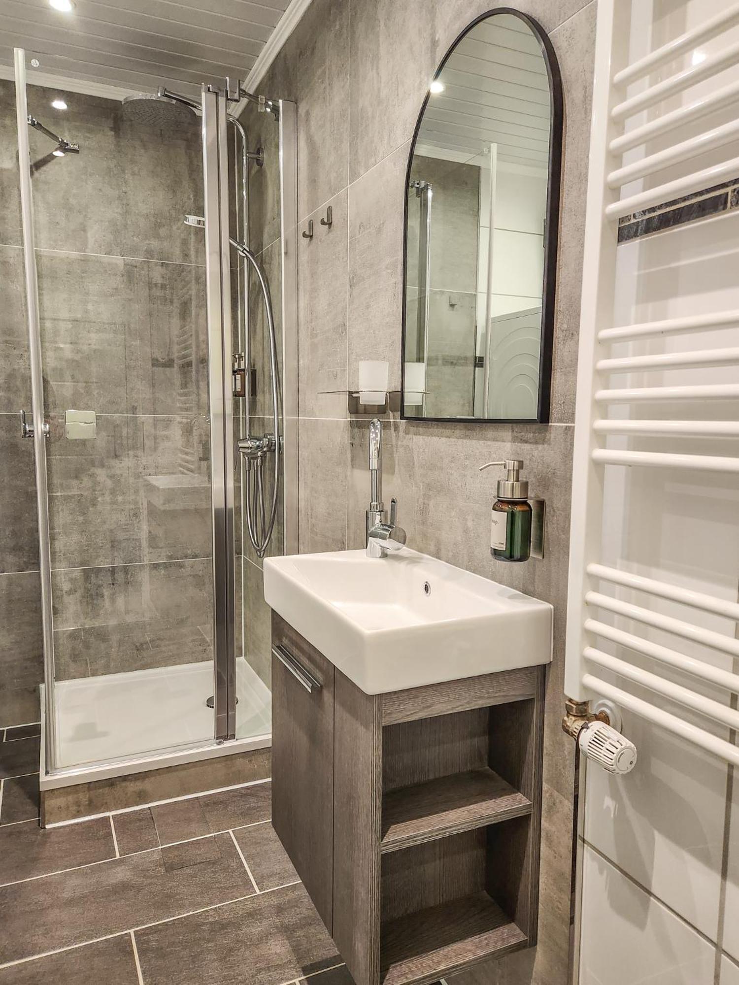 Geli Homes L1 - 2X Zimmer, 2X Kingsize Bett, 1 Bis 4 Personen, Parkplatz, Tv, Wifi, Top Kueche, Kaffee, Tee Люнен Екстер'єр фото